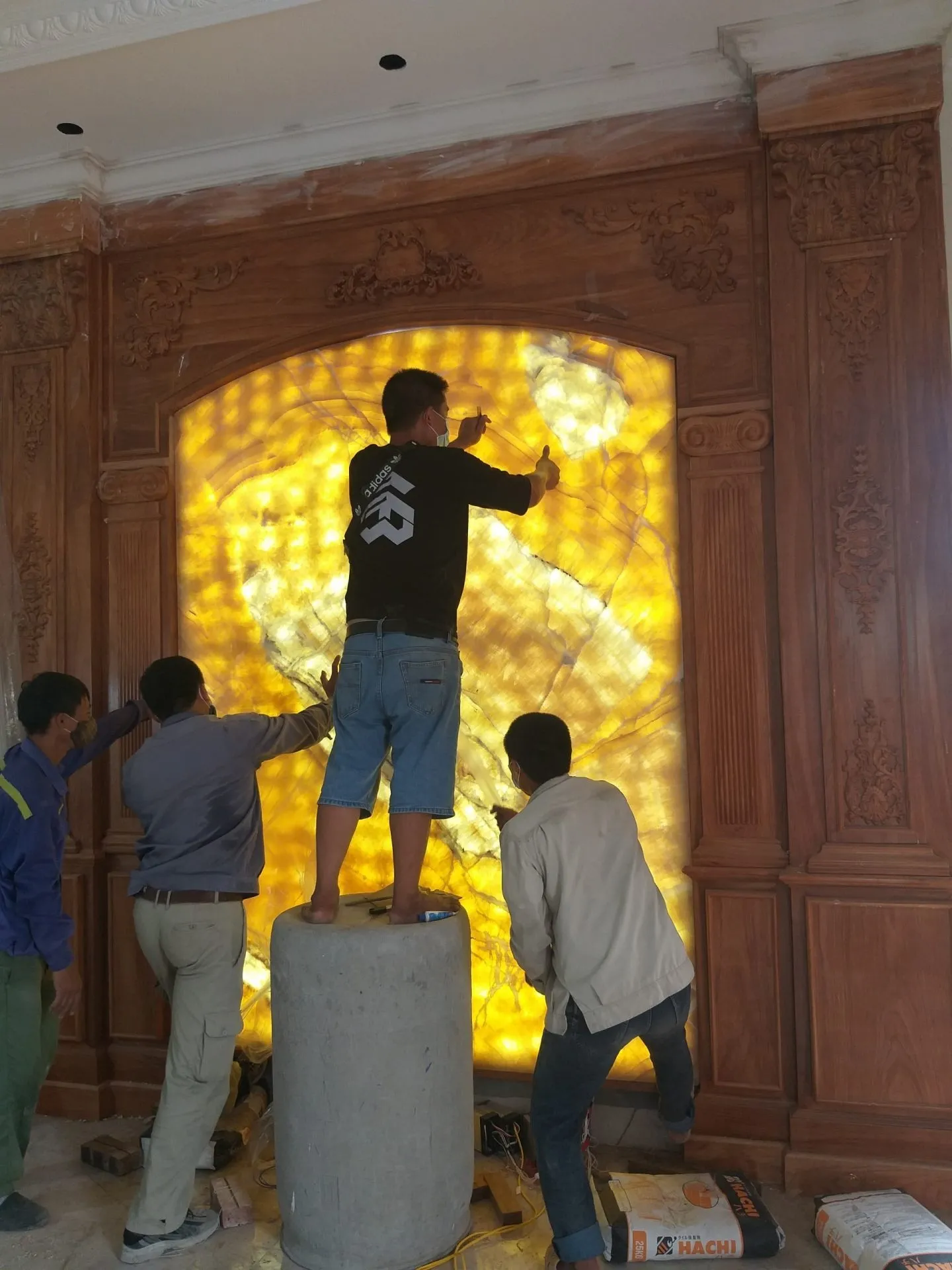 thi công lắp đặt tranh đá xuyên sáng