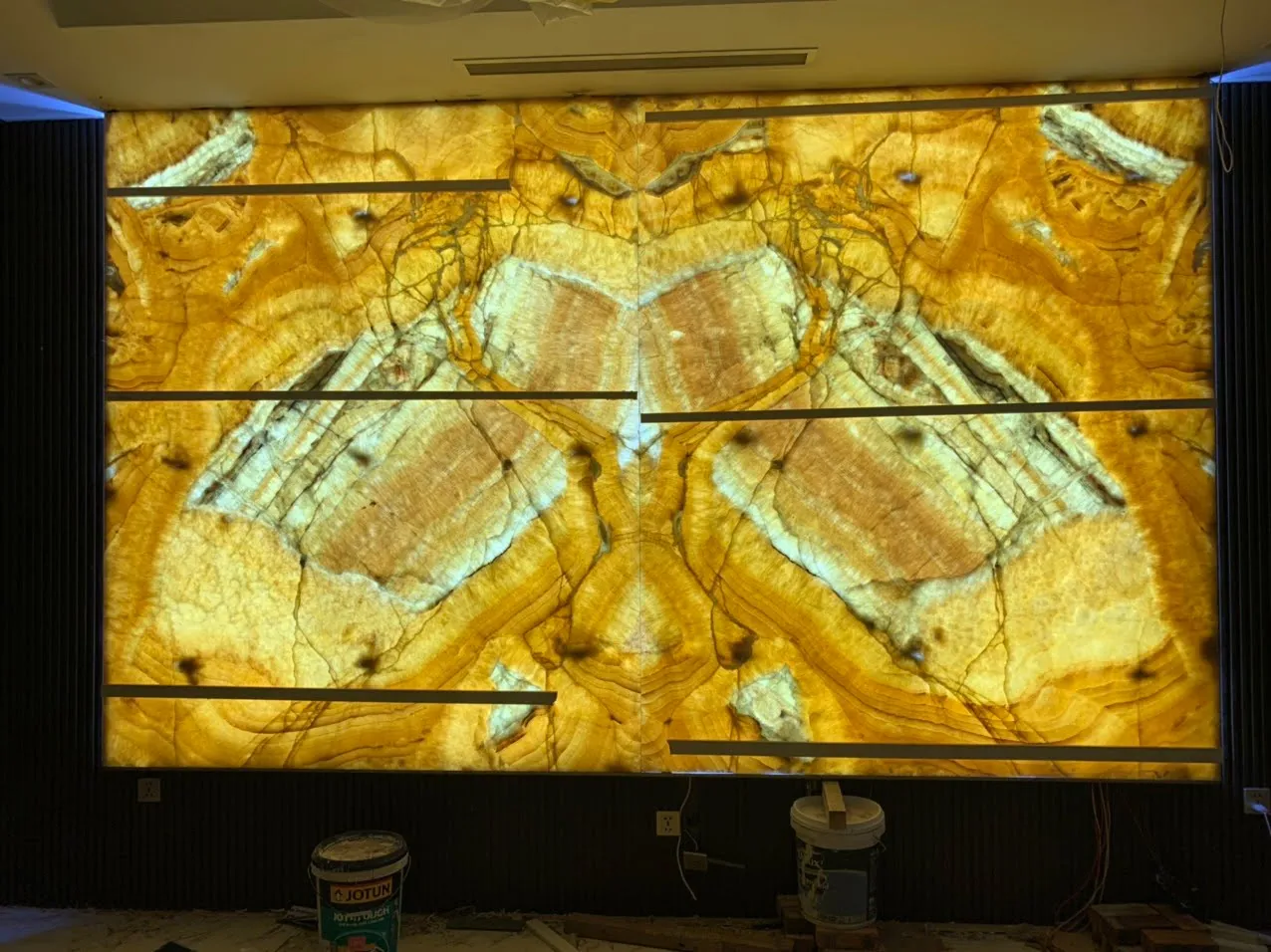 thi công lắp đặt tranh đá xuyên sáng