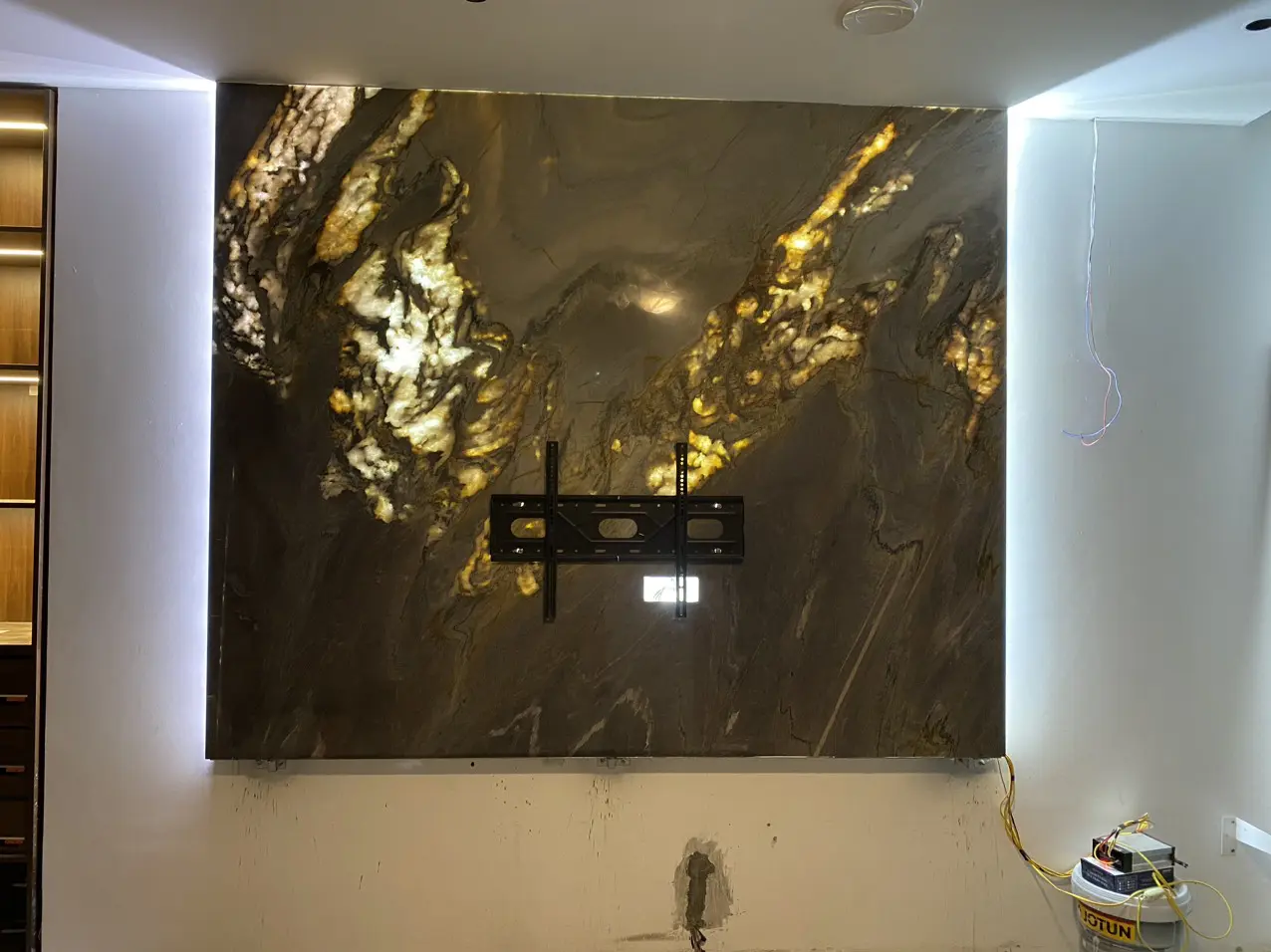 Thi công lắp đặt tranh đá thạch anh xuyên sáng