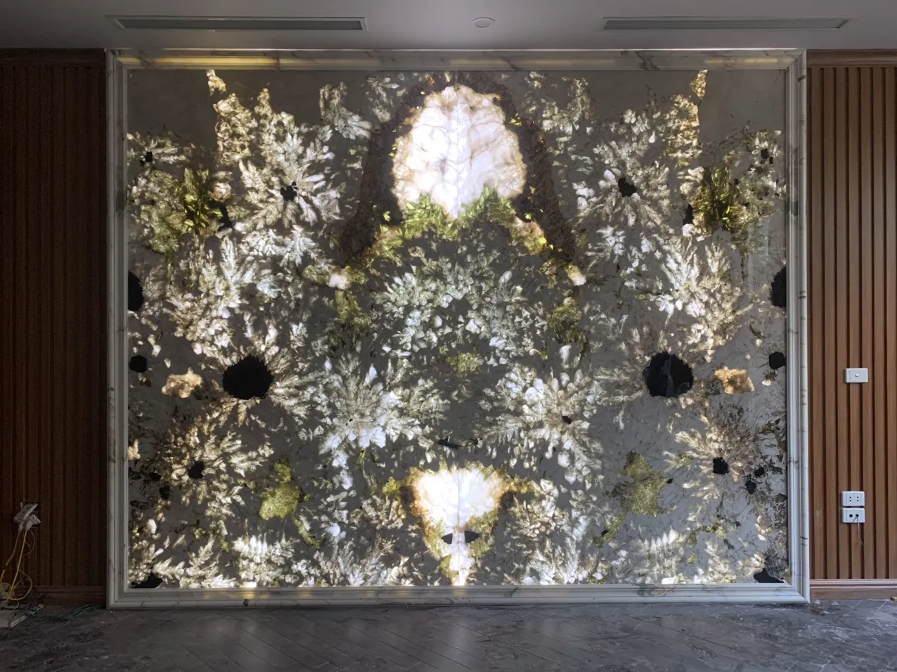 Thi công lắp đặt tranh đá thạch anh xuyên sáng