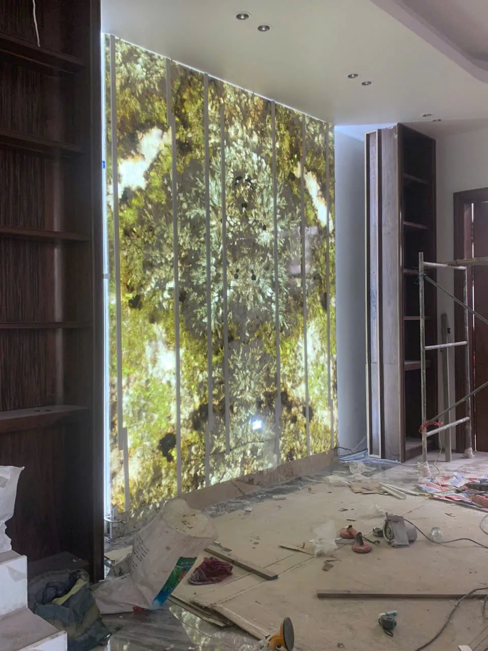 Thi công hệ Tranh đá thạch anh xuyên sáng cao cấp Quảng Ninh